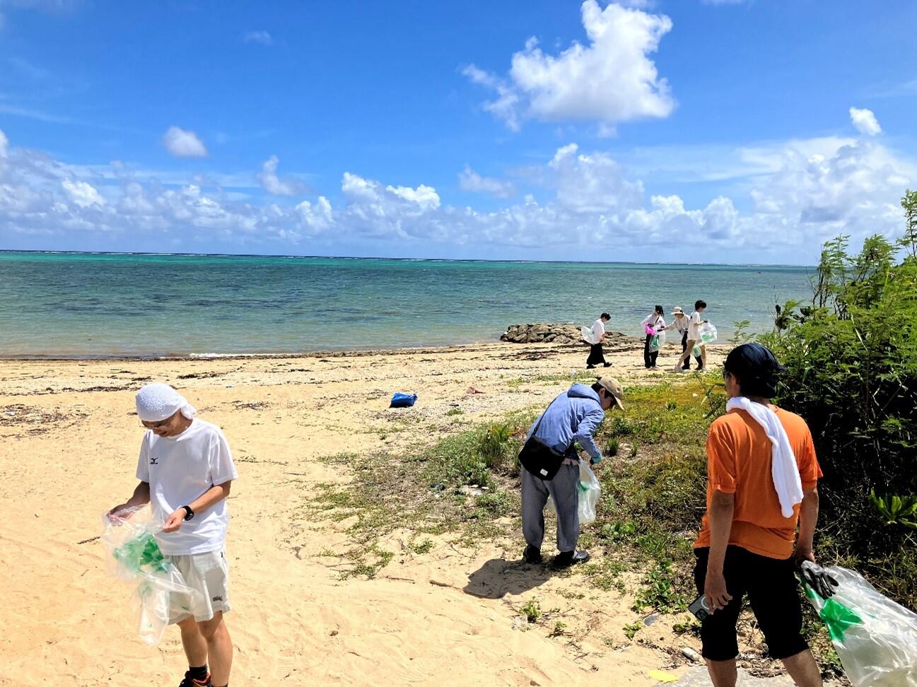 海岸でのごみ拾い活動.jpg
